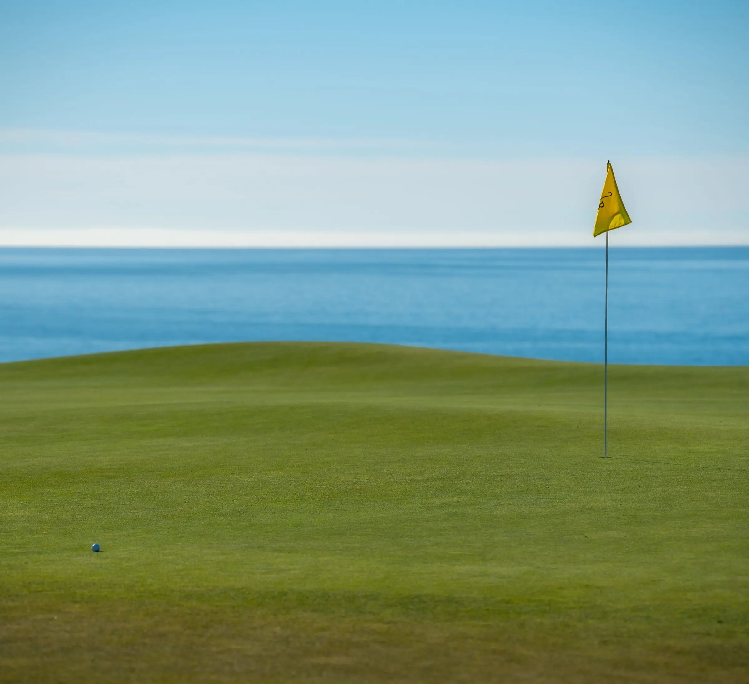 Golfgrün direkt an der Küste