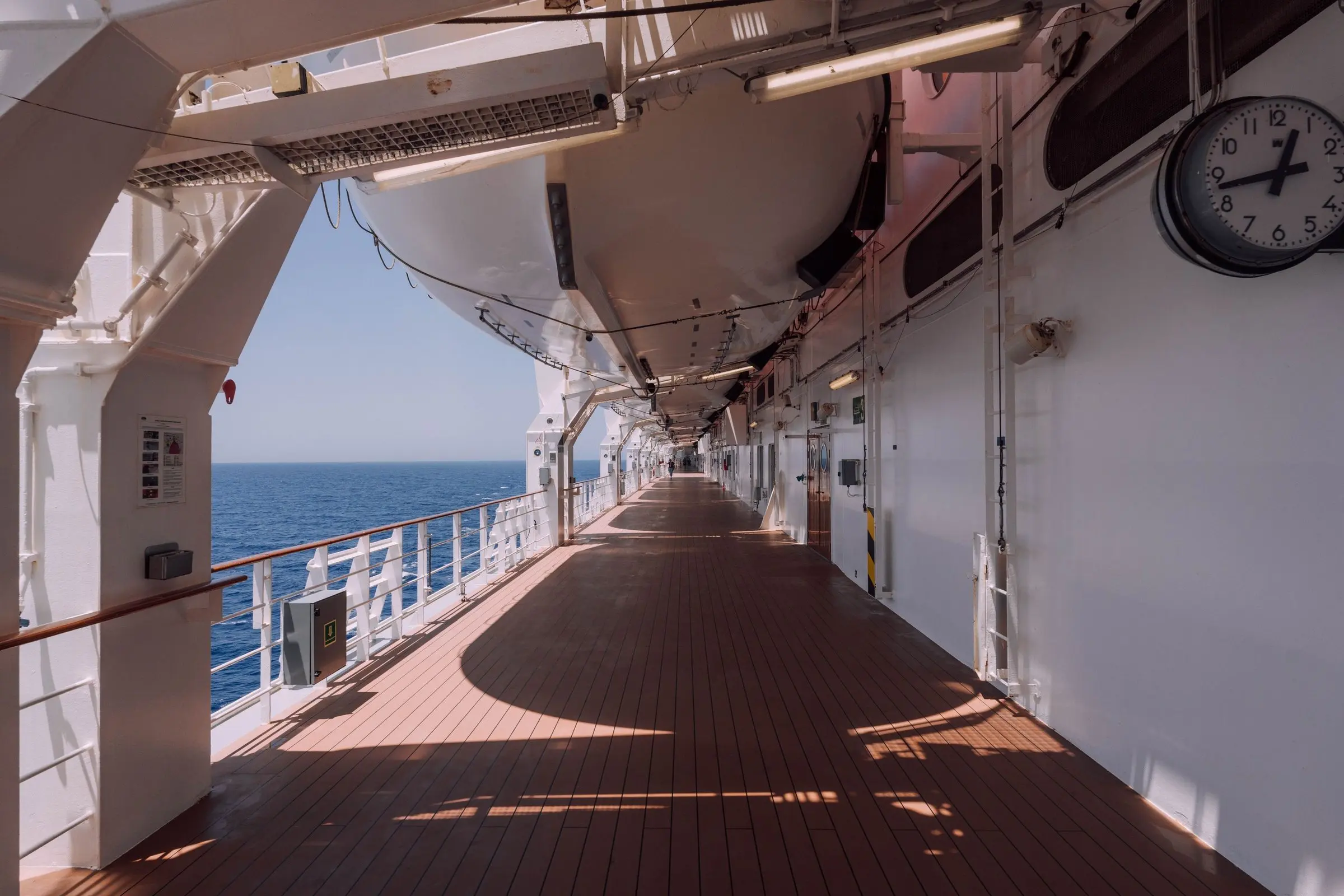 Promenadendeck eines Kreuzfahrtschiffs mit Blick auf das Meer