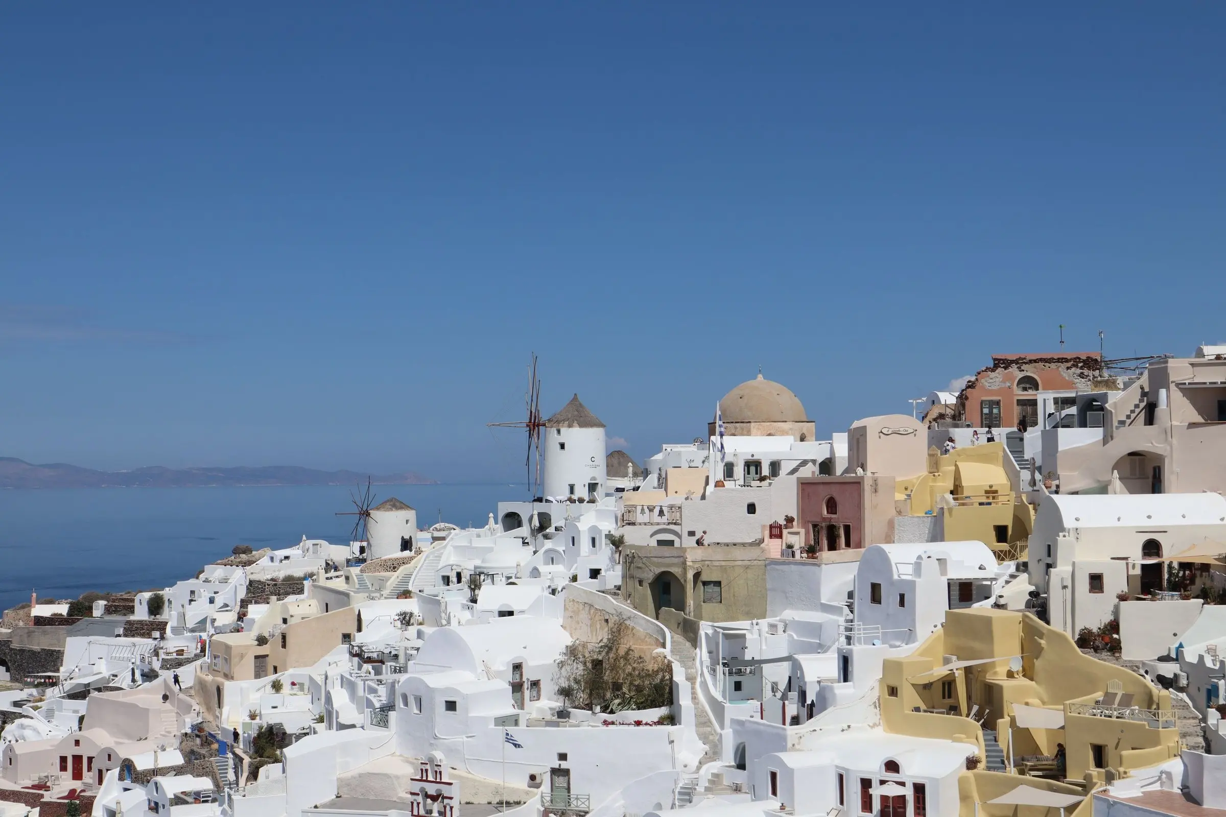 Weiße Häuser einer griechischen Insel hoch über dem Meer